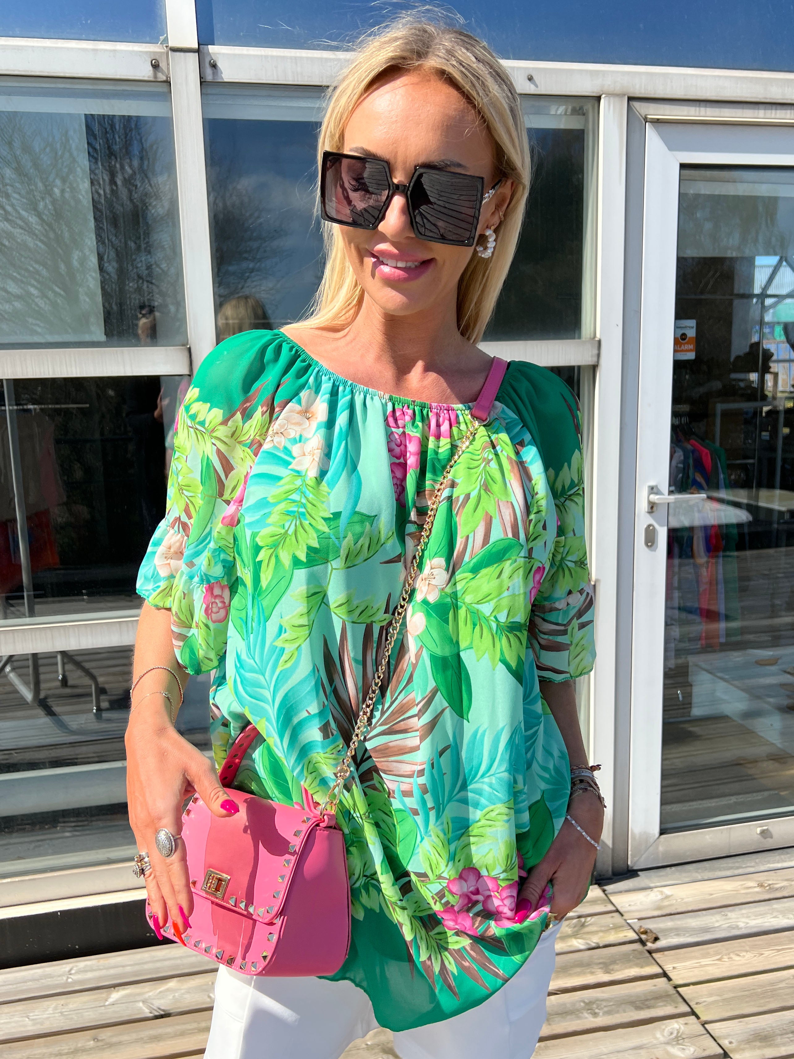 Jeila - Sort tunika i chiffon med blomsterprint